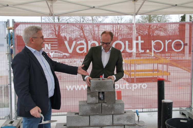 De eerste steen van de nieuwe gymhal wordt officieel gelegd door burgemeester Kris Van Dijck en Ben Weyts, Vlaams minister van sport
